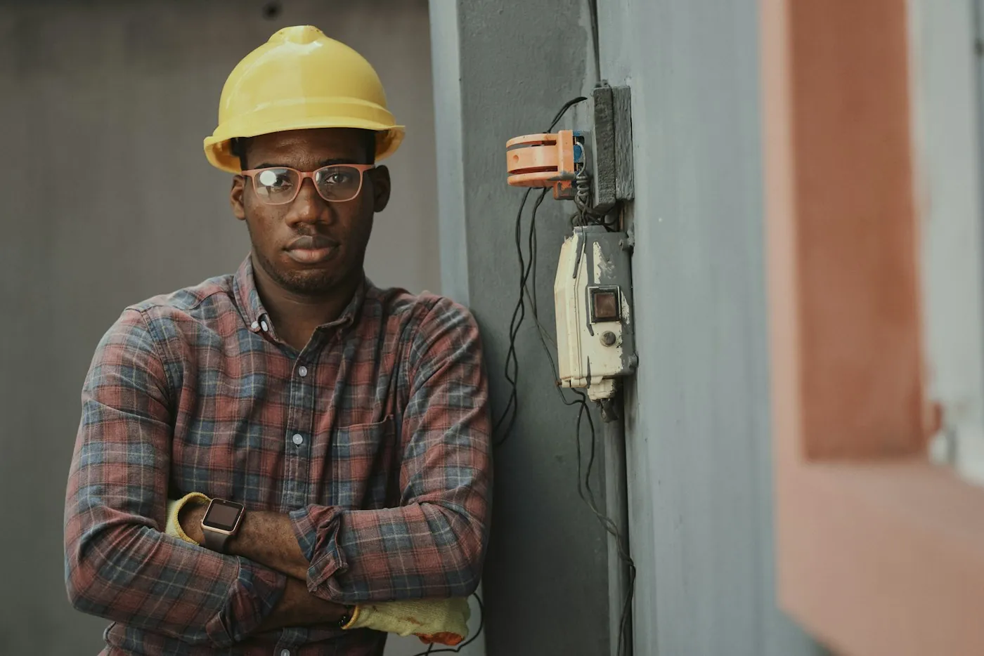 Artisan intervenant sur une installation électrique