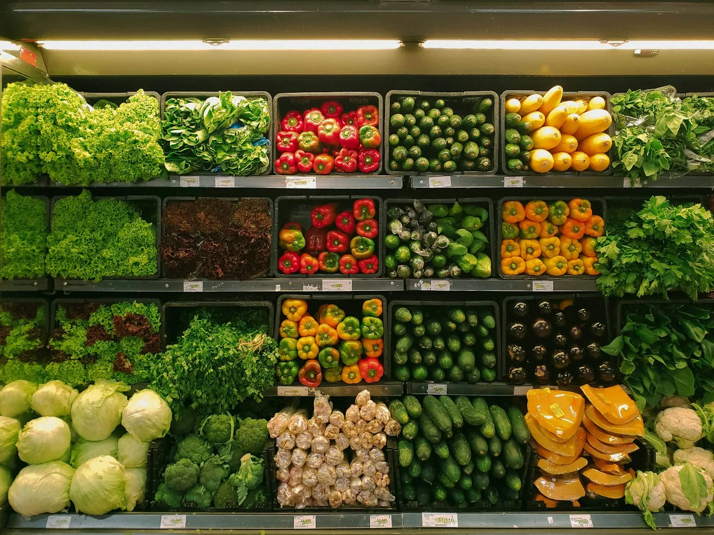 Étal de produits frais et de légumes dans un commerce