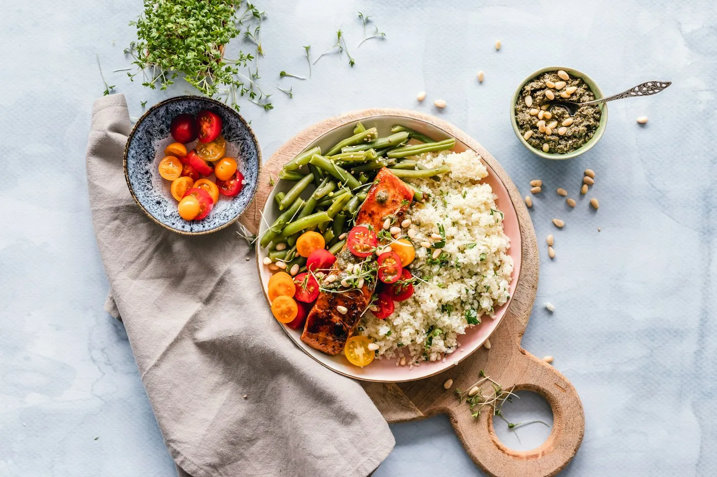 Une assiette de légumes soigneusement préparée
